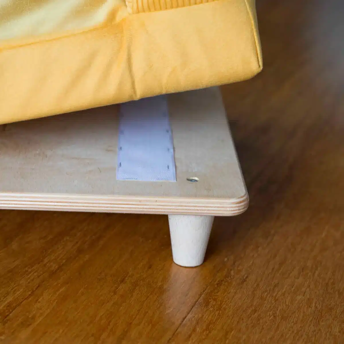 Canapé en bois en velours – SONYA